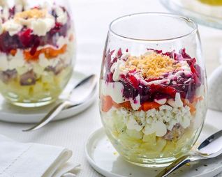 Селедка под шубой в стаканчиках