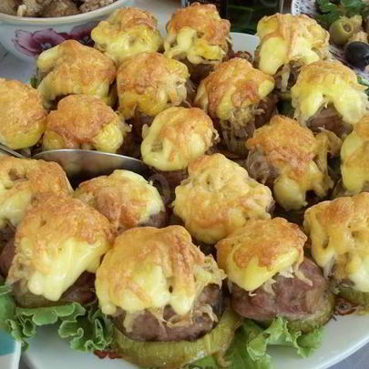 Стожки из мясного фарша под шубой с грибами