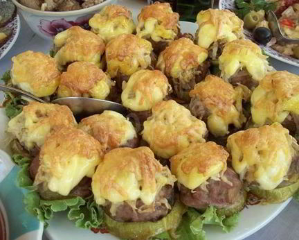 Стожки из мясного фарша под шубой с грибами