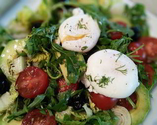 Салат с авокадо и яйцом пашот