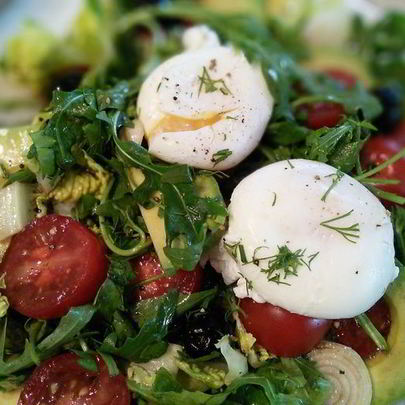 Салат с авокадо и яйцом пашот