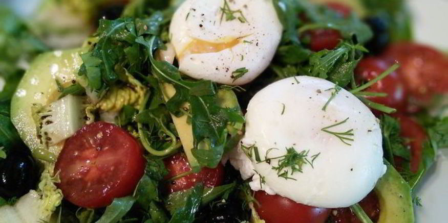 Рецепт салата с авокадо и яйцом пашот