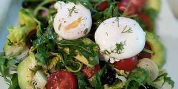 салат с авокадо и яйцом пашот