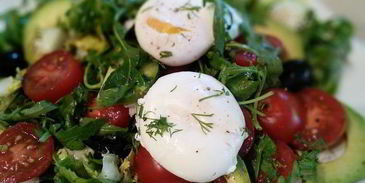 салат с авокадо и яйцом пашот