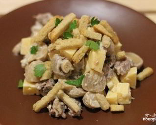 Салат с грибами и кириешками