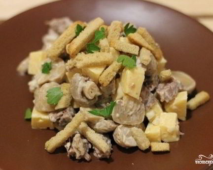 Салат с грибами и кириешками