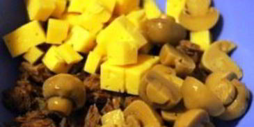 салат с грибами и кириешками