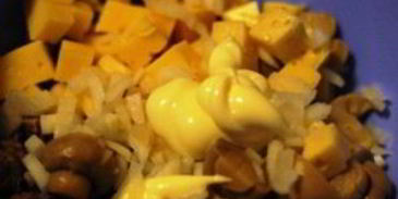 салат с грибами и кириешками