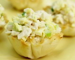 Салат с курицей и блинчиками