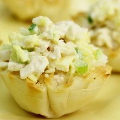 Салат с курицей и блинчиками