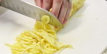 салат с курицей и блинчиками