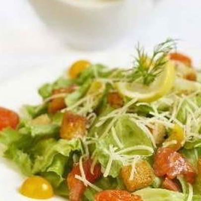 Салат с лососем и гренками