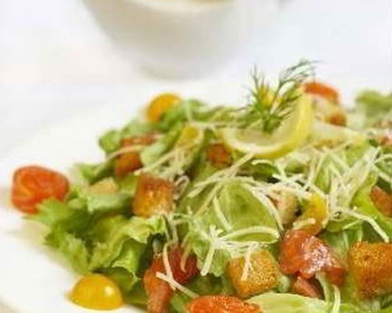 Салат с лососем и гренками