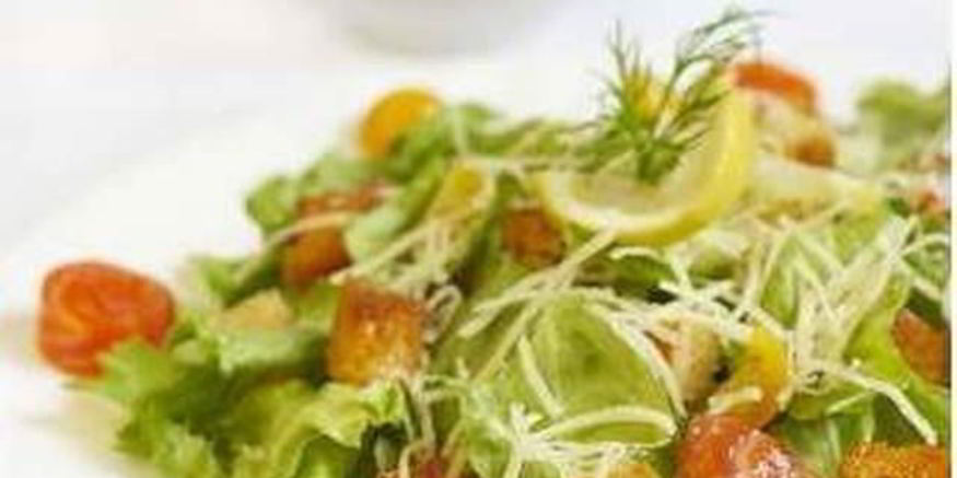 Рецепт салата с лососем и гренками