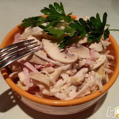 Салат с маринованным луком, курицей и ветчиной