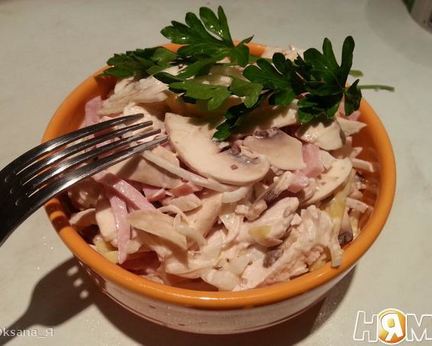 Салат с маринованным луком, курицей и ветчиной