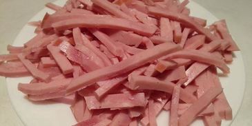 салат с маринованным луком, курицей и ветчиной