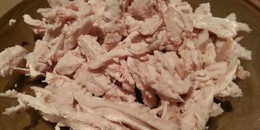 салат с маринованным луком, курицей и ветчиной