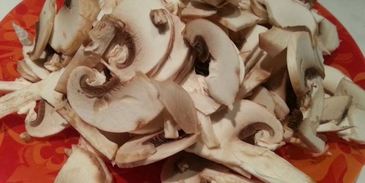 салат с маринованным луком, курицей и ветчиной