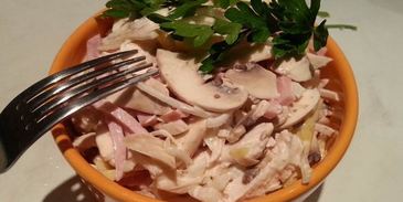 салат с маринованным луком, курицей и ветчиной