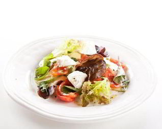 Салат с помидорами, авокадо и рикоттой Unagrande