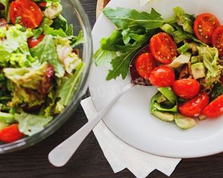 Салат с угрем копченным