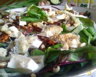 Салат с вялеными помидорами и орешками