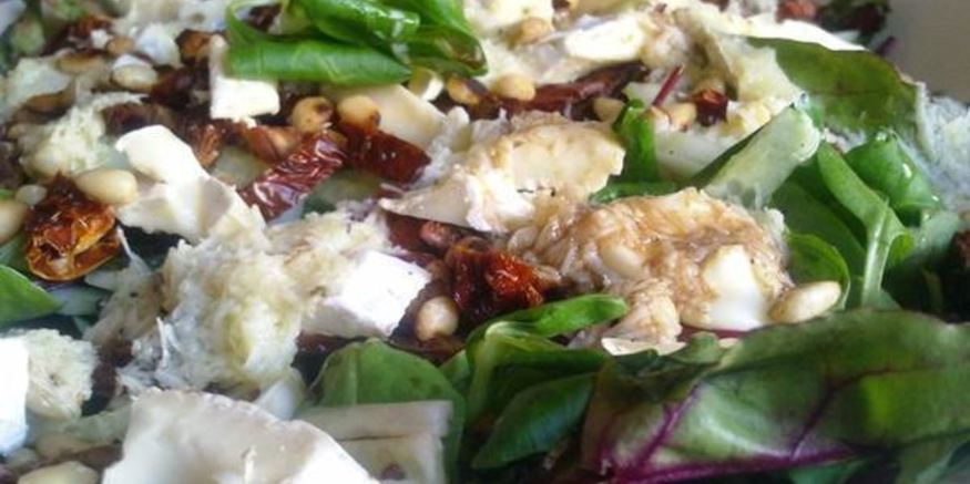 Рецепт салата с вялеными помидорами и орешками