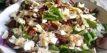 салат с вялеными помидорами и орешками