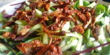 салат с вялеными помидорами и орешками