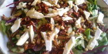 салат с вялеными помидорами и орешками