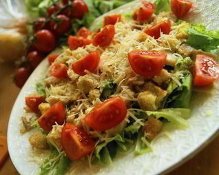 Классический салат Цезарь с одноименным соусом