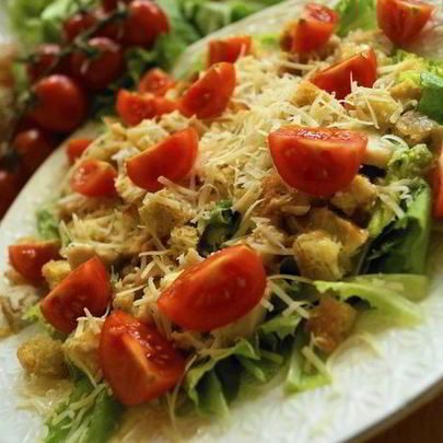 Классический салат Цезарь с одноименным соусом