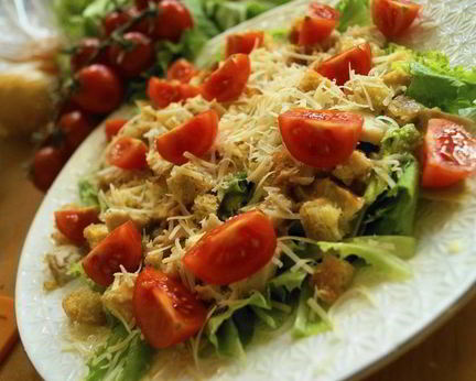 Классический салат Цезарь с одноименным соусом