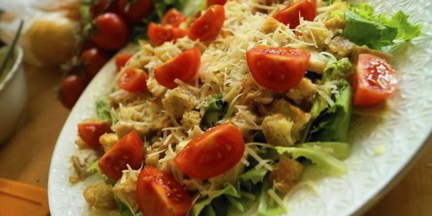 Рецепт классического салата цезарь с одноименным соусом