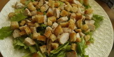 классический салат цезарь с одноименным соусом