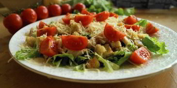 классический салат цезарь с одноименным соусом