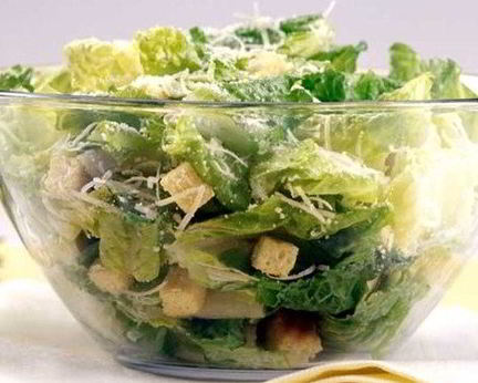 Нежный салат Цезарь с сухариками, чесноком и курицей