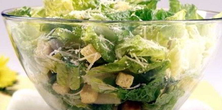 Рецепт нежного салата цезарь с сухариками, чесноком и курицей