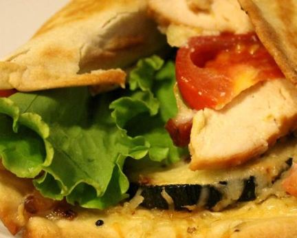 Пицца на лаваше по мотивам салата Цезарь