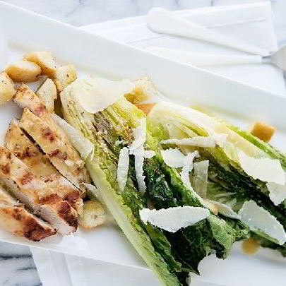 Салат Цезарь легкий