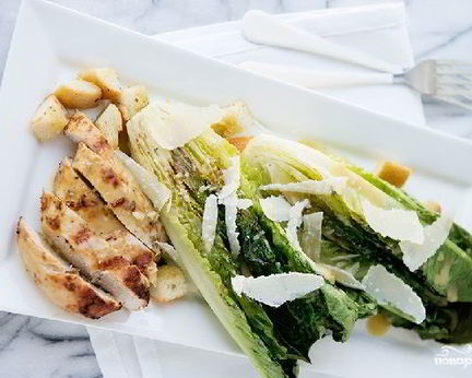 Салат Цезарь легкий