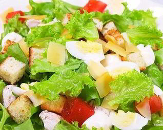 Салат Цезарь с ананасами