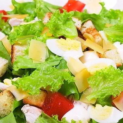 Салат Цезарь с ананасами