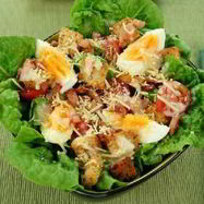 Рецепт Салата цезарь с беконом и яйцом