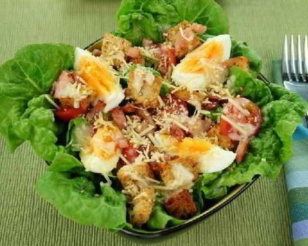 Салат цезарь с беконом и яйцом