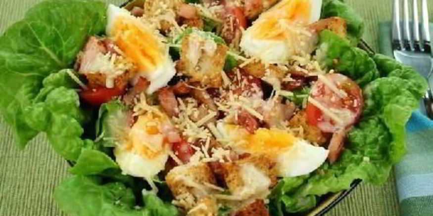 Рецепт салата цезарь с беконом и яйцом