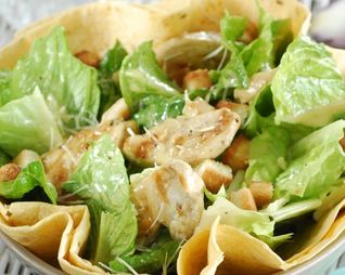 Салат Цезарь с индейкой на гриле