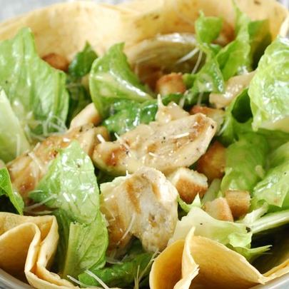 Салат Цезарь с индейкой на гриле