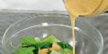 салат цезарь с индейкой на гриле